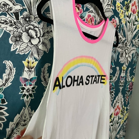 CHASOR: Women’s (M) rainbow aloha state Muscle T - Picture 2 of 5